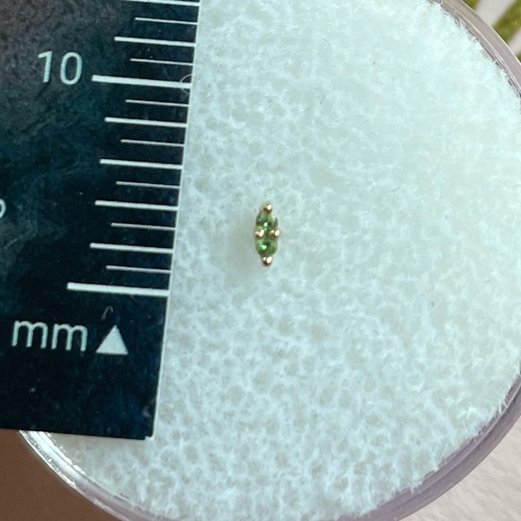 BJO Mishka tsavorite in yellow gold press fit piercing jewelry - Picture 4 of 4